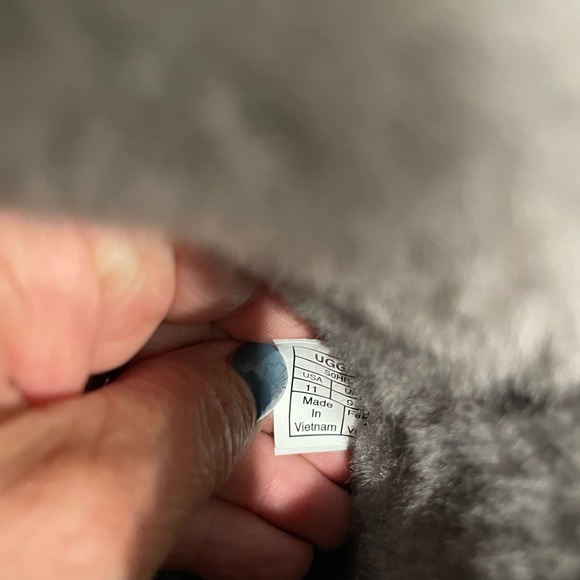 Ugg - Picture 3 of 5